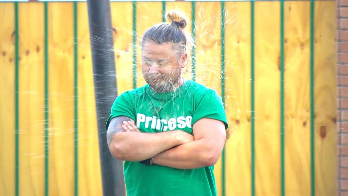 Princeso recibiendo café en la cara. Foto: Canal 13.