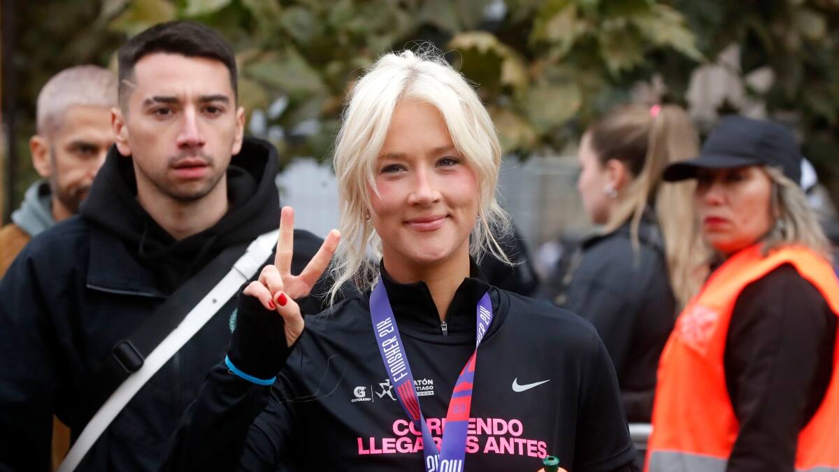 VIDEO| ¿Fue Chapu? Vesta Lugg enciende rumores tras aparecer con un ramo de flores en redes sociales