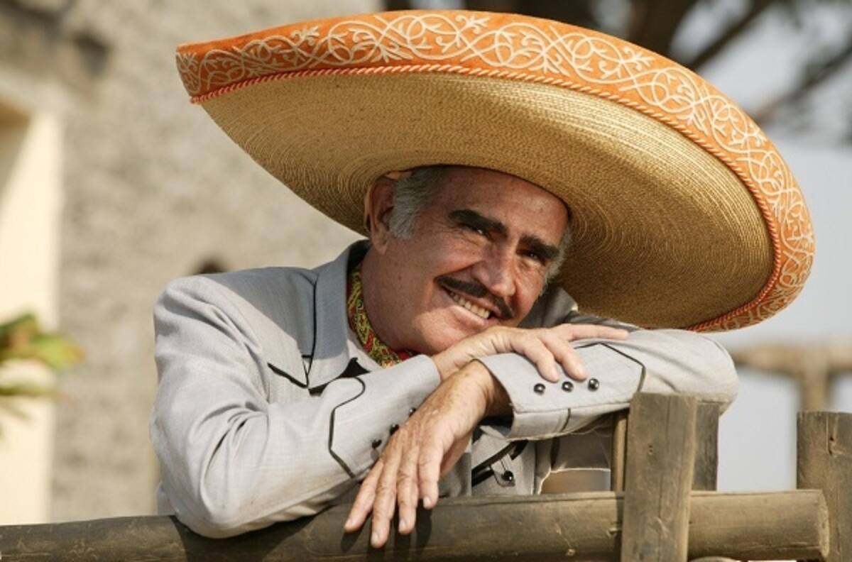 Vicente Fernández envía un abrazo a sus fans al dejar la terapia intensiva, dice su hijo