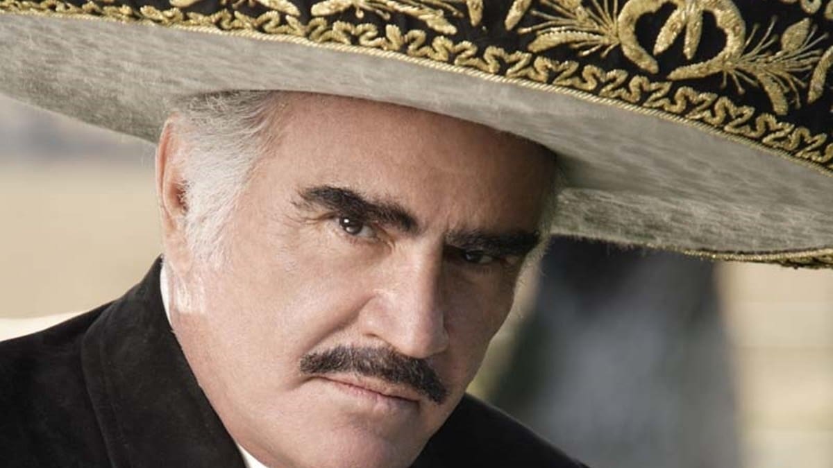 Vicente Fernández: ¿Quién fue la joven y misteriosa mujer que besó en la boca en 2018?