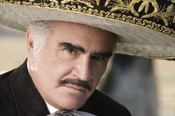 Vicente Fernández: ¿Quién fue la joven y misteriosa mujer que besó en la boca en 2018?