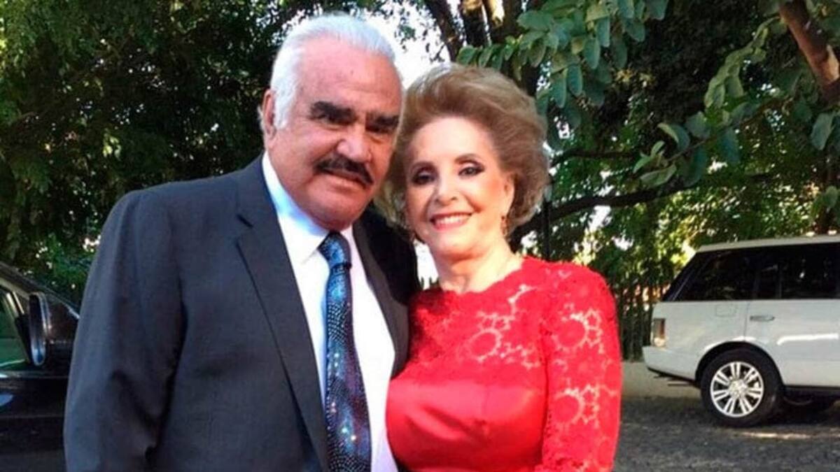 Vicente Fernández Jr desmiente muerte cerebral de su padre, pero borra su reclamo a revista