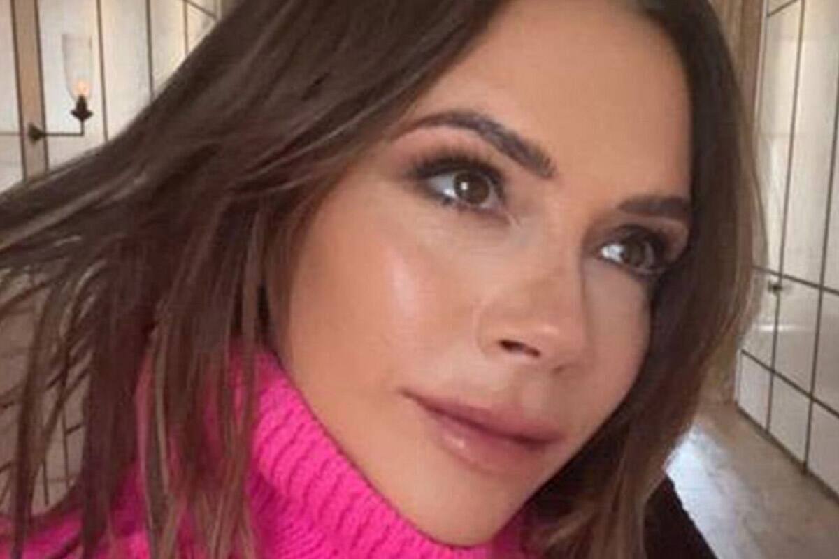 Victoria Beckham La ex Spice Girl habló sobre el momento en el que le rasuraron las cejas cuando era más joven. - Créditos: Instagram