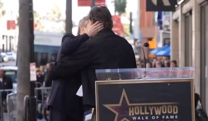 El beso entre Pedro Pascal y Willem Dafoe en la entrega de la estrella en el Paseo de la Fama.