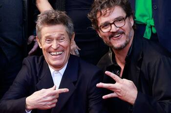 Con piquito incluido: El emotivo momento que Pedro Pascal compartió con Willem Dafoe