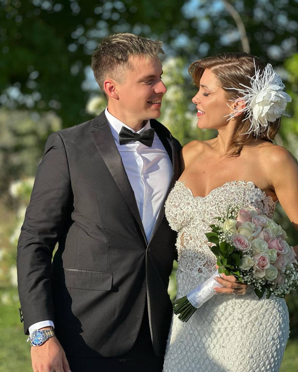 Wilma González y Nicolás Seguel posan para la cámara en el día de su matrimonio.