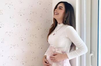 Ximena Navarrete muestra la carita de su bebé en ultrasonido 3D