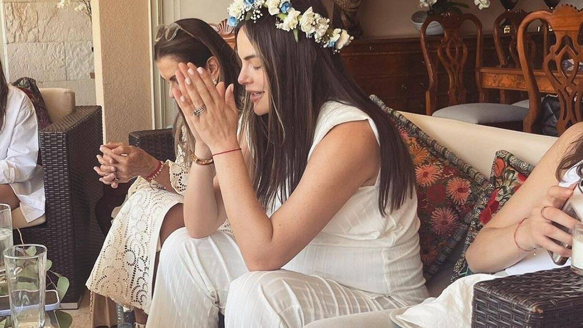 Ximena Navarrete hace ritual muy especial para bendecir su vientre