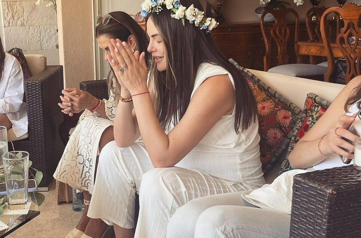 Ximena Navarrete hace ritual muy especial para bendecir su vientre