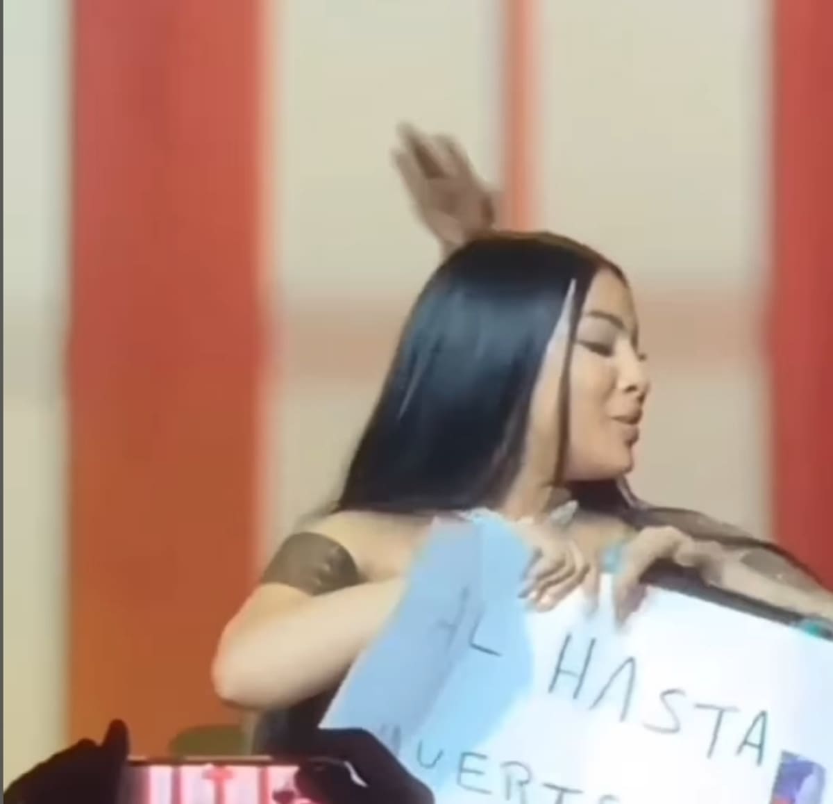 La rapera rompió un cartel que tenía frases de Anuel AA.