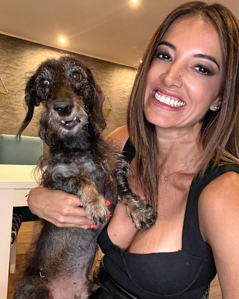 Yamila Reyna posa junto a su perro influencer, Ernesto.