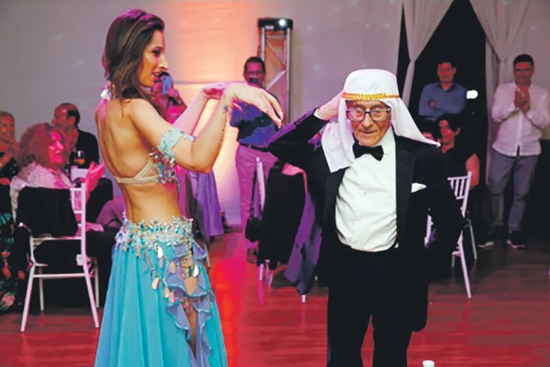 En conversación con LUN, él junto a su hija contaron más detalles de la fiesta, el cuando contó con 80 invitados, exquisita comida y bailarina de danza árabe.