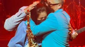 Alejandro Sanz invita a la saxofonista María Elena Ríos a tocar con él en su concierto