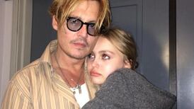 Lily-Rose Depp festeja su cumpleaños mientras su papá se prepara para el fin de su juicio