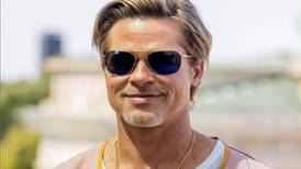 Brad Pitt aparece con falda en alfombra roja de Berlín y divide opiniones