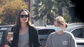 Angelina Jolie captada de compras en el supermercado con su hija menor, Vivienne Jolie-Pitt