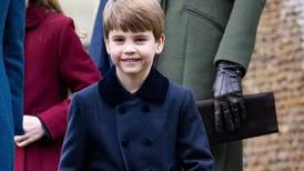 Príncipe Louis sorprende con tierno gesto a su hermana Charlotte en el paseo navideño de Sandringham