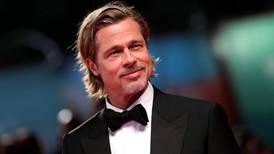 Brad Pitt causa sensación al aparecer con nuevo look y sin novia en los Golden Globes