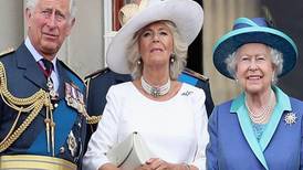 Las dos espectaculares tiaras y el collar de diamantes con el que Camila rindió homenaje a Isabel II