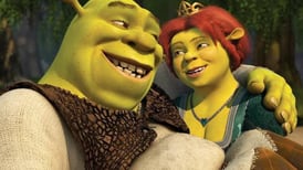 Video: La pareja que se volvió viral por casarse disfrazada de Shrek y Fiona