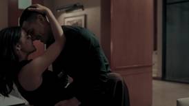 Maite Perroni y Alejandro Speitzer se agarran a besos en serie de Netflix